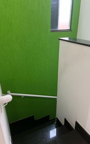 Casa à venda com 196m², 4 quartos e 2 vagas Casa à venda com 196m², 4 quartos e 2 vagasEscada