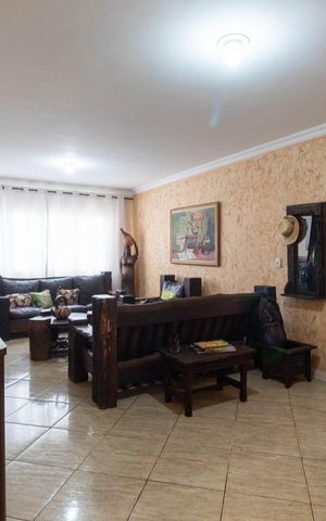 Casa à venda com 250m², 4 quartos e 3 vagas Casa à venda com 250m², 4 quartos e 3 vagasSala