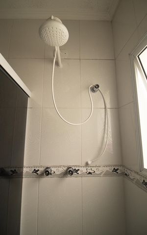 Casa para alugar com 147m², 3 quartos e 4 vagas Casa para alugar com 147m², 3 quartos e 4 vagasBanheiro da Suíte 2