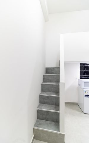 Apartamento para alugar com 20m², 1 quarto e sem vaga Apartamento para alugar com 20m², 1 quarto e sem vagaEscada