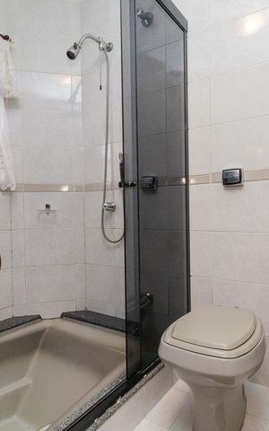 Casa à venda com 254m², 2 quartos e 5 vagasBanheiro da Suíte 1