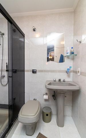 Casa à venda com 254m², 2 quartos e 5 vagasBanheiro da Suíte 1