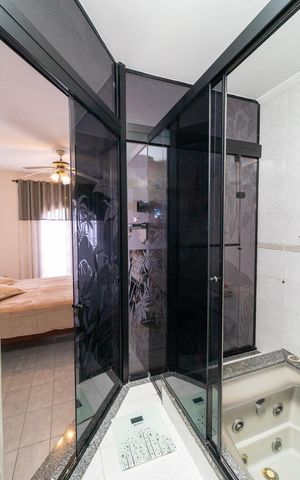 Casa à venda com 254m², 2 quartos e 5 vagasBanheiro da Suíte 1