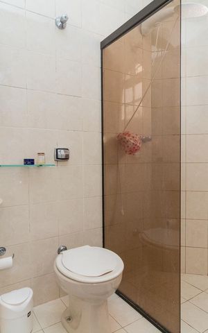 Casa à venda com 254m², 2 quartos e 5 vagasBanheiro da Suíte 2