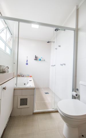 Apartamento para alugar com 172m², 3 quartos e 3 vagas Apartamento para alugar com 172m², 3 quartos e 3 vagasBanheiro da Suíte 1