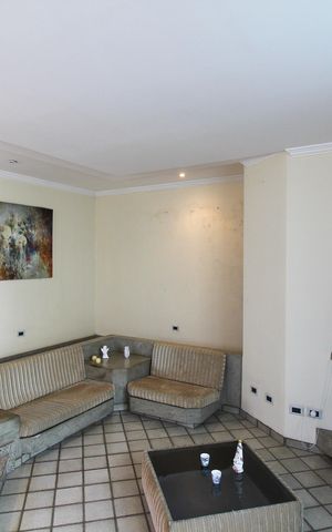 Casa à venda com 300m², 3 quartos e 6 vagas Casa à venda com 300m², 3 quartos e 6 vagasSala