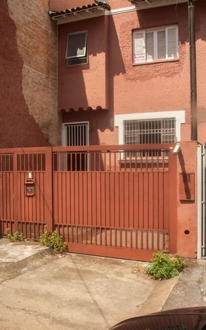 Casa para alugar com 108m², 2 quartos e 2 vagasFachada