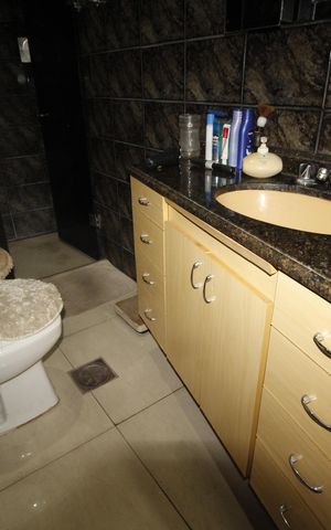Casa à venda com 390m², 6 quartos e 2 vagasBanheiro 1