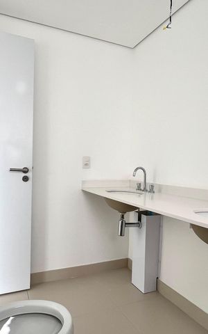 Apartamento à venda com 195m², 4 quartos e 3 vagas Apartamento à venda com 195m², 4 quartos e 3 vagasBanheiro da Suíte 1