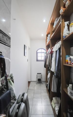 Casa à venda com 275m², 3 quartos e 2 vagasBanheiro da Suíte 1 e closet