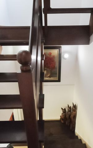Casa à venda com 275m², 3 quartos e 2 vagasacesso a sala no terceiro piso