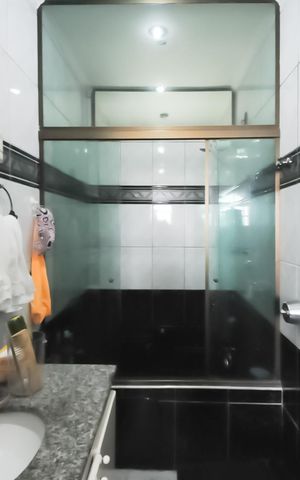 Casa à venda com 275m², 3 quartos e 2 vagasBanheiro da Suíte 1 e closet