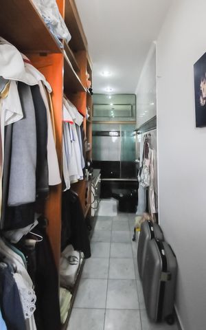 Casa à venda com 275m², 3 quartos e 2 vagasBanheiro da Suíte 1 e closet
