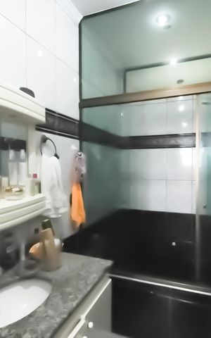 Casa à venda com 275m², 3 quartos e 2 vagasBanheiro da Suíte 1 e closet