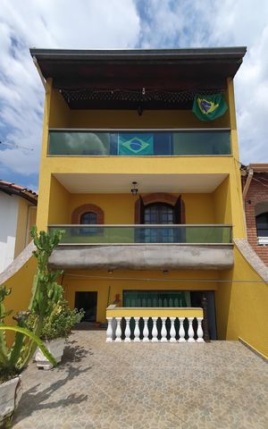 Casa à venda com 275m², 3 quartos e 2 vagasquintal - frente