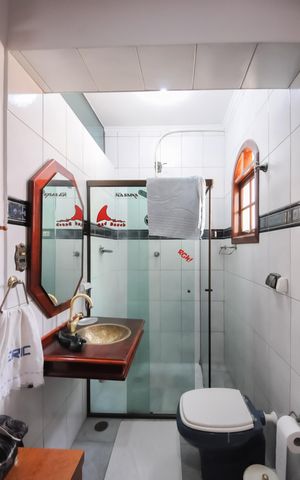 Casa à venda com 275m², 3 quartos e 2 vagasBanheiro da Suíte 2 e closet