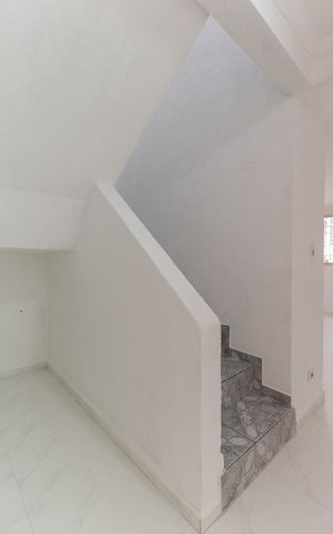 Casa para alugar com 150m², 2 quartos e 2 vagasEscada