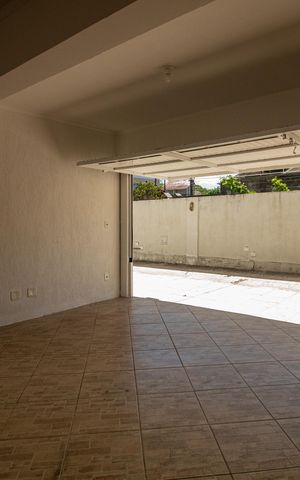 Casa à venda com 150m², 3 quartos e 2 vagas Casa à venda com 150m², 3 quartos e 2 vagasGaragem