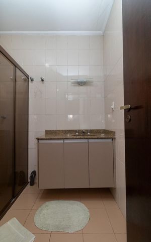 Casa à venda com 400m², 4 quartos e 5 vagasBanheiro 1