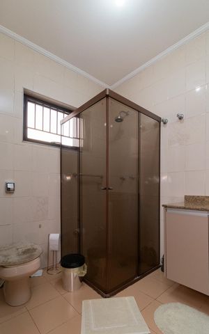 Casa à venda com 400m², 4 quartos e 5 vagasBanheiro 1