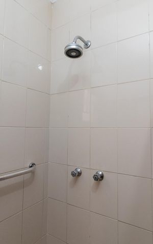 Casa à venda com 400m², 4 quartos e 5 vagasBanheiro 1