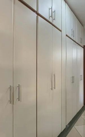 Casa à venda com 263m², 3 quartos e 3 vagas Casa à venda com 263m², 3 quartos e 3 vagasCloset