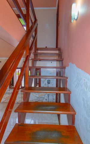 Casa à venda com 250m², 3 quartos e 4 vagas Casa à venda com 250m², 3 quartos e 4 vagasEscada