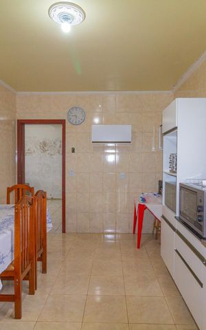 Casa à venda com 250m², 3 quartos e 4 vagas Casa à venda com 250m², 3 quartos e 4 vagasCozinha