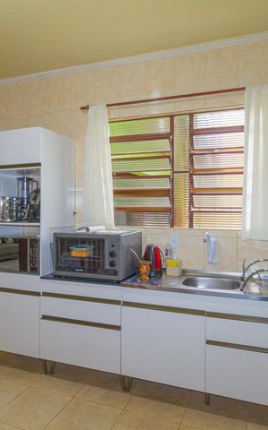 Casa à venda com 250m², 3 quartos e 4 vagas Casa à venda com 250m², 3 quartos e 4 vagasCozinha