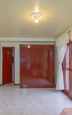 Casa à venda com 250m², 3 quartos e 4 vagas Casa à venda com 250m², 3 quartos e 4 vagasSuíte 2