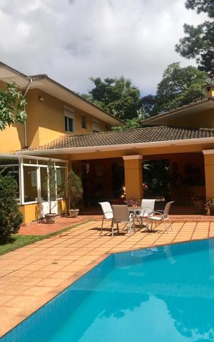 Casa à venda com 570m², 4 quartos e 4 vagas Casa à venda com 570m², 4 quartos e 4 vagasFachada