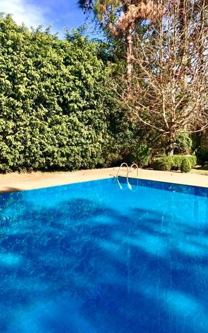 Casa à venda com 570m², 4 quartos e 4 vagas Casa à venda com 570m², 4 quartos e 4 vagasPiscina