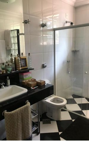 Casa à venda com 570m², 4 quartos e 4 vagas Casa à venda com 570m², 4 quartos e 4 vagasBanheiro