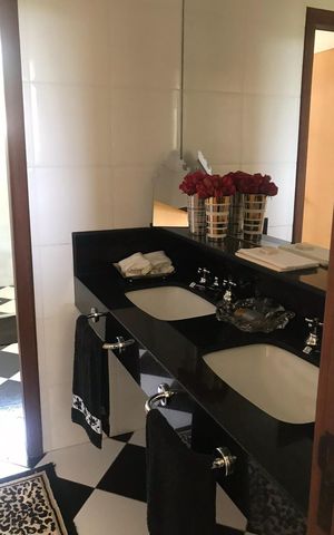 Casa à venda com 570m², 4 quartos e 4 vagas Casa à venda com 570m², 4 quartos e 4 vagasBanheiro