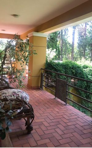 Casa à venda com 570m², 4 quartos e 4 vagas Casa à venda com 570m², 4 quartos e 4 vagasvaranda