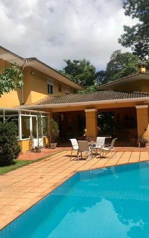 Casa à venda com 570m², 4 quartos e 4 vagas Casa à venda com 570m², 4 quartos e 4 vagasPiscina