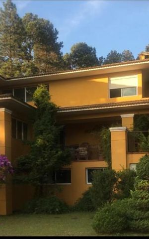 Casa à venda com 570m², 4 quartos e 4 vagas Casa à venda com 570m², 4 quartos e 4 vagasFachada