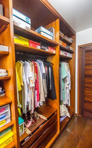 Casa de condomínio à venda com 503m², 4 quartos e 3 vagas Casa de condomínio à venda com 503m², 4 quartos e 3 vagasCloset da suíte 1