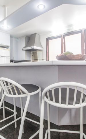 Casa de condomínio à venda com 503m², 4 quartos e 3 vagas Casa de condomínio à venda com 503m², 4 quartos e 3 vagasCozinha