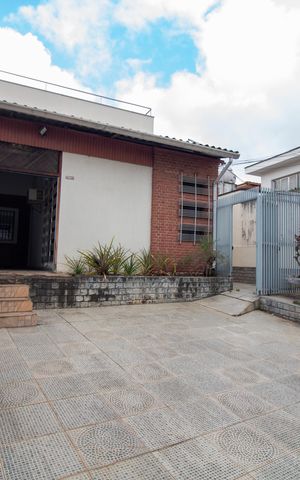 Casa à venda com 288m², 4 quartos e 2 vagas Casa à venda com 288m², 4 quartos e 2 vagasGaragem