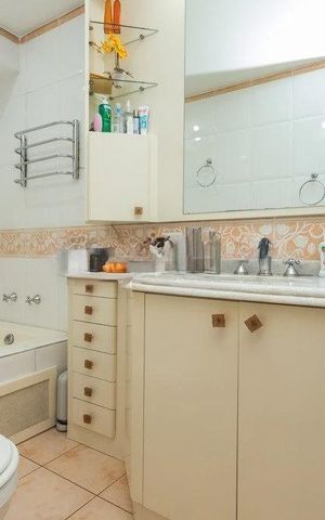 Casa à venda com 344m², 4 quartos e 3 vagas Casa à venda com 344m², 4 quartos e 3 vagasBanheiro 4