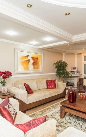 Casa à venda com 344m², 4 quartos e 3 vagas Casa à venda com 344m², 4 quartos e 3 vagasSala
