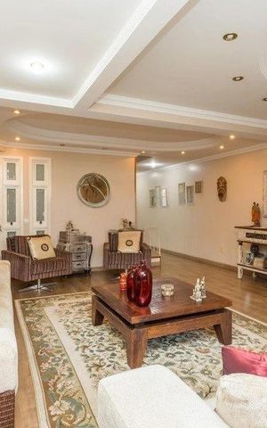 Casa à venda com 344m², 4 quartos e 3 vagas Casa à venda com 344m², 4 quartos e 3 vagasSala