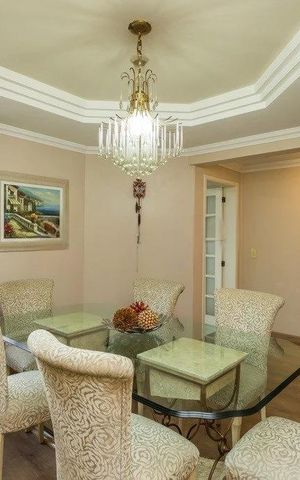 Casa à venda com 344m², 4 quartos e 3 vagas Casa à venda com 344m², 4 quartos e 3 vagasSala