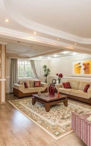 Casa à venda com 344m², 4 quartos e 3 vagas Casa à venda com 344m², 4 quartos e 3 vagasSala