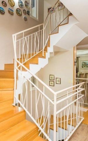 Casa à venda com 344m², 4 quartos e 3 vagas Casa à venda com 344m², 4 quartos e 3 vagasEscada