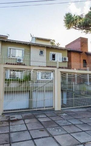 Casa à venda com 344m², 4 quartos e 3 vagas Casa à venda com 344m², 4 quartos e 3 vagasFachada