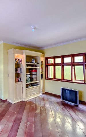 Casa à venda com 318m², 5 quartos e 3 vagasEscritório