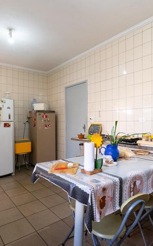 Casa à venda com 270m², 4 quartos e 2 vagas Casa à venda com 270m², 4 quartos e 2 vagasCozinha