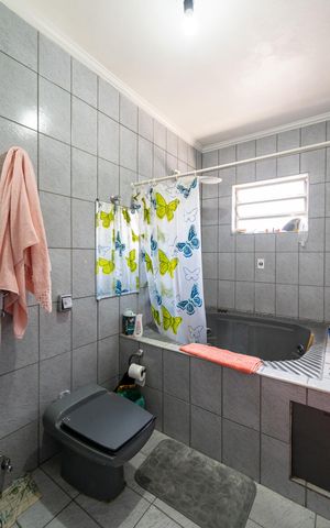 Casa à venda com 270m², 4 quartos e 2 vagas Casa à venda com 270m², 4 quartos e 2 vagasBanheiro da Suíte 1